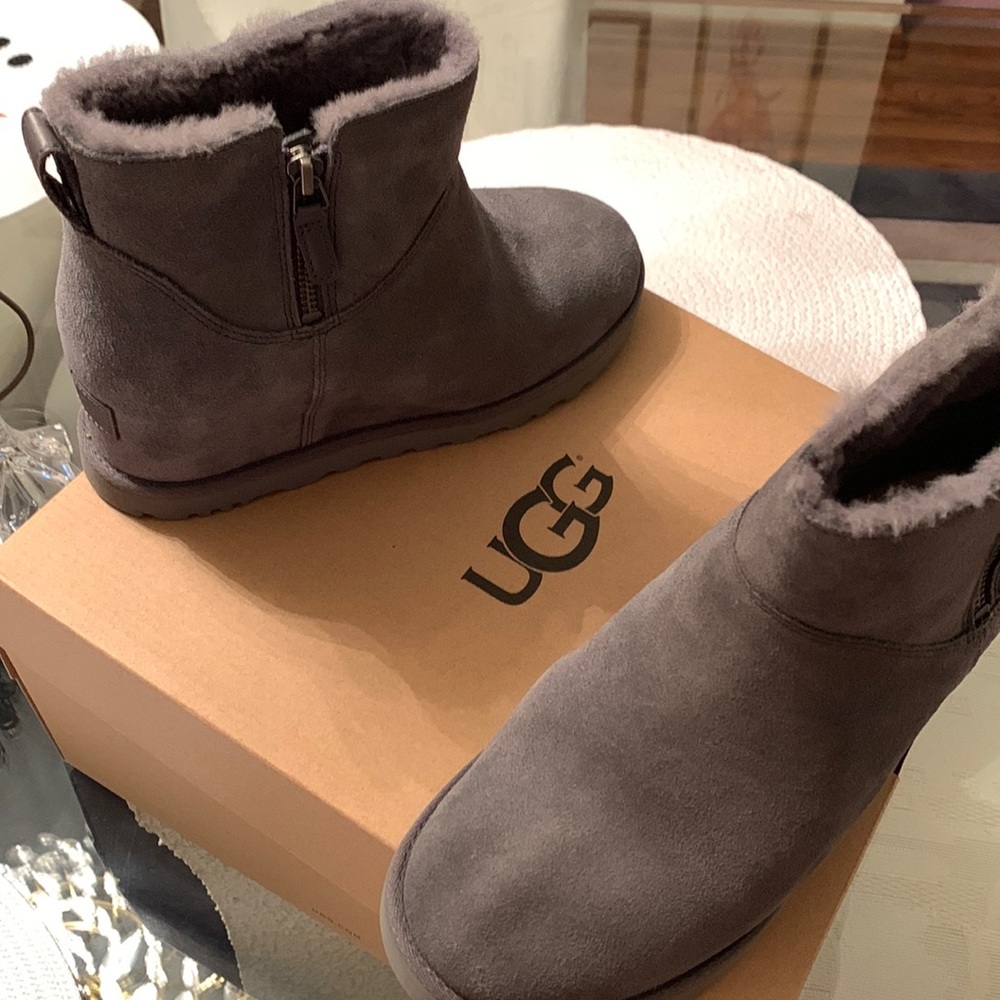 UGG Classic Femme Zip Mini